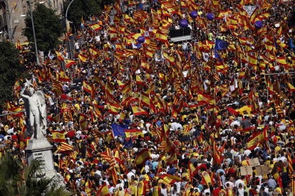 Prop d'un milió de persones es manifesten a Barcelona a favor de la unitat d'Espanya.
