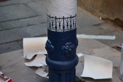 Aquest ja és el dotzè any que es pinten els pilons del carrer Comte