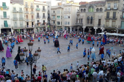 Els Gegants i la Mulassa de Reus ballant a la plaça Mercadal en motiu de l'inici de la Festa Major de Sant Pere 2017.