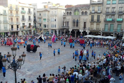 Los Gegants y la Mulassa de Reus bailando en la plaza Mercadal en motivo del inicio de la Fiesta Mayor de Sant Pere 2017.