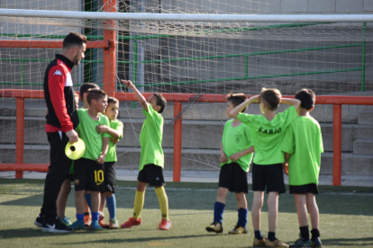Futbolistes del primer equip del CF Reus visiten l'Escola de Futbol La Pastoreta