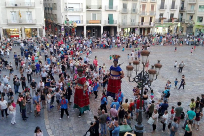 Los Gegants y la Mulassa de Reus bailando en la plaza Mercadal en motivo del inicio de la Fiesta Mayor de Sant Pere 2017.