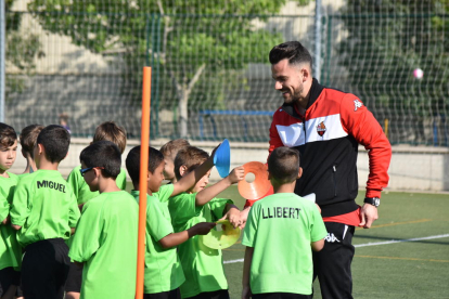 Futbolistes del primer equip del CF Reus visiten l'Escola de Futbol La Pastoreta