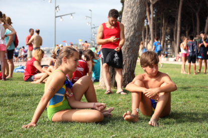 Unos 500 nadadores han participado en la 30ª edición de la travesía de natación en la playa del Pinar.
