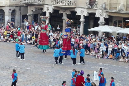 Els Gegants i la Mulassa de Reus ballant a la plaça Mercadal en motiu de l'inici de la Festa Major de Sant Pere 2017.