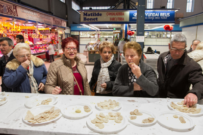 Dijous Gras amb degustació de botifarra d'ou al Mercat Central de Reus