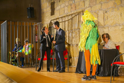 Imatges de l'obra humorística del  judici al Rei Carnestoltes i a la Concubina