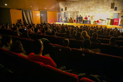 Imatges de l'obra humorística del  judici al Rei Carnestoltes i a la Concubina