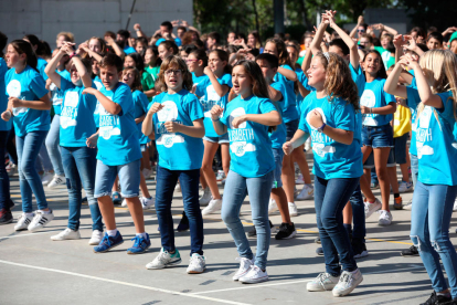 ELs alumnes han realitzat una 'flashmob' de celebració de l'aniversari del centre, que recentment va rebvre la visita de la il·lustradora Pilarín Bayès.