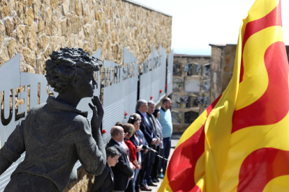 Ofrenda floral en el cementerio de Tarragona en homenaje a las víctimas de la represión franquista.