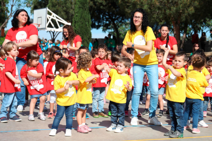 ELs alumnes han realitzat una 'flashmob' de celebració de l'aniversari del centre, que recentment va rebvre la visita de la il·lustradora Pilarín Bayès.