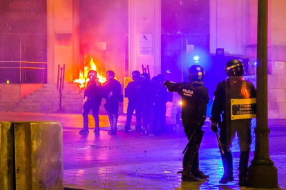 Enfrontaments entre policia i manifestants després de l'acte d'ANC i Òmnium a la plaça Imperial Tarraco de Tarragona