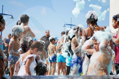 Fiesta de la espuma azul en el local de los  Xiquets del Serrallo