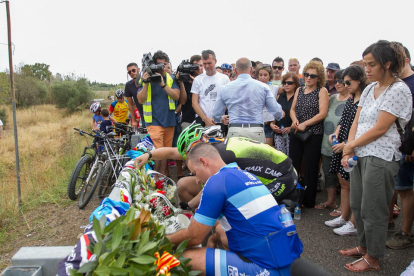 Una setmana després de l'accident, milers de persones han fet una marxa lenta des de Riudoms fins a Montbrió per retre homenatge als ciclistes morts