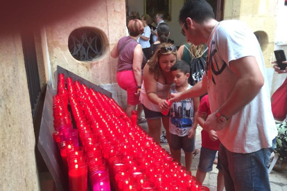 Varias personas participan en la recogida de agua de Sant Magí a pesar de la suspensión de las fiestas a causa de los ataques terroristas a Barcelona y Cambrils.