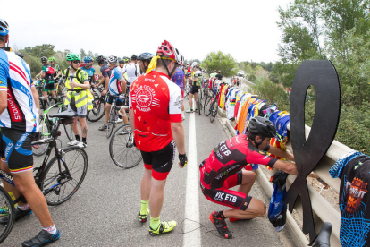 Una setmana després de l'accident, milers de persones han fet una marxa lenta des de Riudoms fins a Montbrió per retre homenatge als ciclistes morts