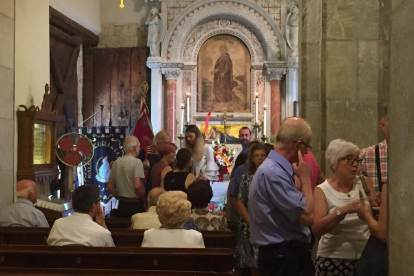 Varias personas participan en la recogida de agua de Sant Magí a pesar de la suspensión de las fiestas a causa de los ataques terroristas a Barcelona y Cambrils.