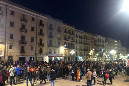 Unes 500 persones s'han donat concentrat aquesta tarda a la plaça de la Font de Tarragona per denunciar la violència masclista.