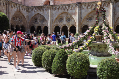 El pati de la Catedral s'omple de visites per veure l'ou com balla, tradició de la celebració de Corpus.