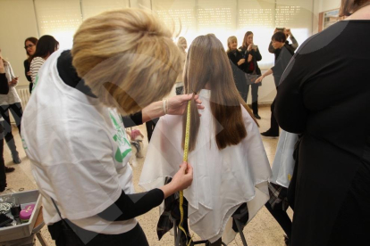 Alumnes de l'Aura es tallen el cabell en solidaritat amb malalts de càncer