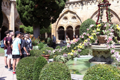 El pati de la Catedral s'omple de visites per veure l'ou com balla, tradició de la celebració de Corpus.