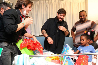 El cantant ha estat el convidat aquest any de la tradicional entrega de joguines que organitza el torero tarragoní Rubén Marín