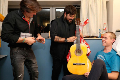El cantant ha estat el convidat aquest any de la tradicional entrega de joguines que organitza el torero tarragoní Rubén Marín