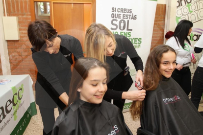 Alumnes de l'Aura es tallen el cabell en solidaritat amb malalts de càncer