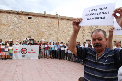La comunitat musulmana es manifesta a Torredembarra per rebutjar els atemptats