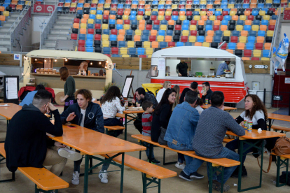 Imatges de les furgonetes restaurant a la Tarraco Arena Plaça.
