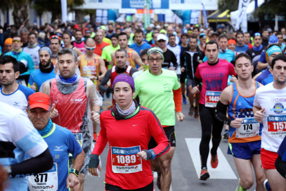 La Marató de Tarragona ha sortit des del Moll de Costa i ha comptat amb un gran nombre de corredors.