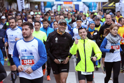 Els corredors de la Marató de Tarragona han sortit des del Moll de Costa.