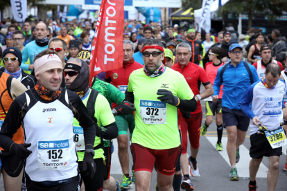 Els corredors de la Marató de Tarragona han sortit des del Moll de Costa.