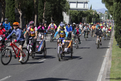 Els carrers de Tarragona s'omplen de ciclistes grans i petits