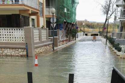 L'aigua ha omplert els carrers del barri de la Salut a Salou.