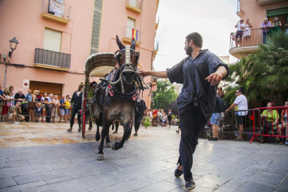 Imatges de l'arribada de l'aigua de Sant Magí a Tarragona, la salutació a l'aigua de les colles castelleres i la ballada de gegants
