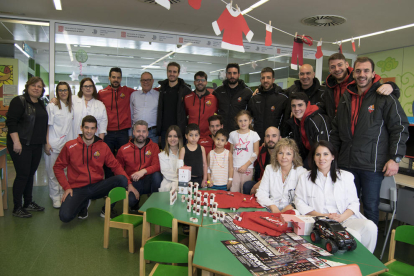 Els jugadors del Reus d'Hoquei visiten els infants ingressats al Sant Joan de Reus