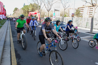 Els esportistes pedalen per la ciutat