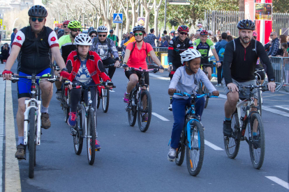 Els esportistes pedalen per la ciutat
