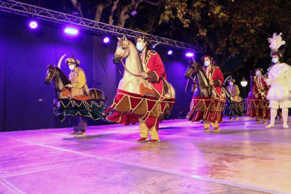 Actuació del Seguici Festiu de Reus al Santuari de Misericòrida. Actuacions estàtiques sobre un escenari a causa de la pandèmia de la covid-19