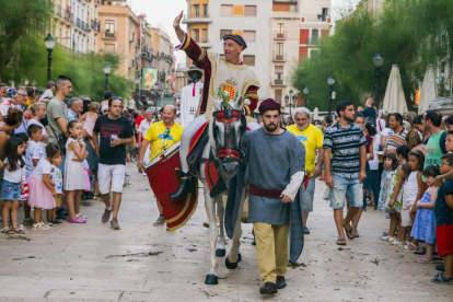 Imatges de l'arribada de l'aigua de Sant Magí a Tarragona, la salutació a l'aigua de les colles castelleres i la ballada de gegants