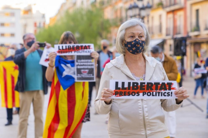 Unas 600 personas se concentran en Tarragona para rechazar la inhabilitación de Torra