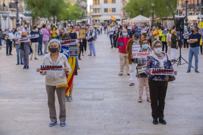 Unes 600 persones es concentren a Tarragona per rebutjar la inhabilitació de Torra