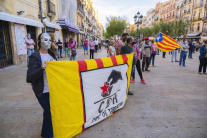 Unes 600 persones es concentren a Tarragona per rebutjar la inhabilitació de Torra