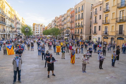 Unas 600 personas se concentran en Tarragona para rechazar la inhabilitación de Torra