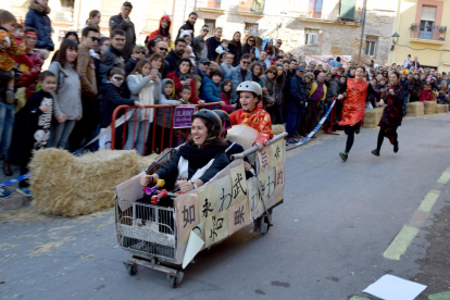 Imatges de la baixada del pajaritu, celebrada al casc antic de Tarragona el dissabte de Carnaval