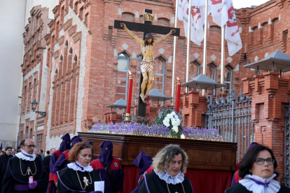 El Crist de les 7 Paraules surt en viacrucis després de ser restaurat