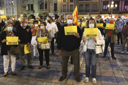 Concentración delante de el Ayuntamiento de Reus en rechazo por la inhabilitación de Quim Torra