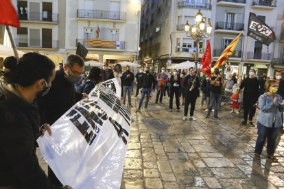 Concentració davant l'Ajuntament de Reus en rebuig per l'inhabilitació de Quim Torra
