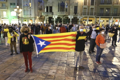 Concentració davant l'Ajuntament de Reus en rebuig per l'inhabilitació de Quim Torra